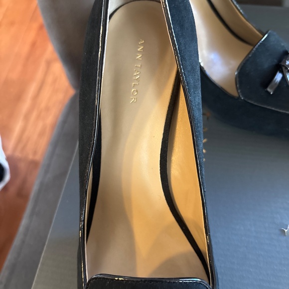 Ann Taylor Black Suede Patent Mini Bow Pumps Heels Shoes Size 9 - Picture 7 of 7